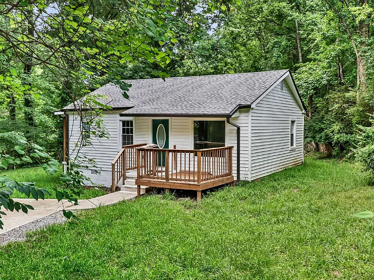 1010 Ridgecrest Dr — Photo 2