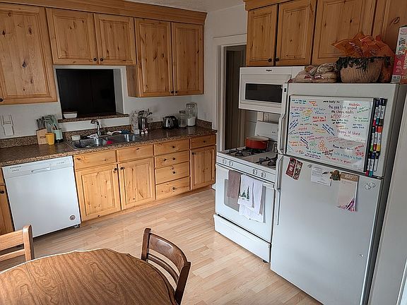 5th image of 883 Hillcrest Ave