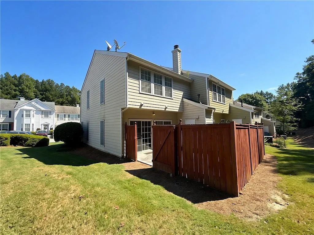 3 bed, 2.5 bath, 1902 sqft, $1,950 — Photo 3