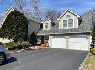 4 Fox Hill Rd, Edison, NJ 08820