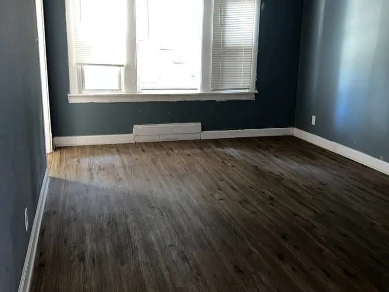 8444 S Escanaba Ave #1 — Photo 2