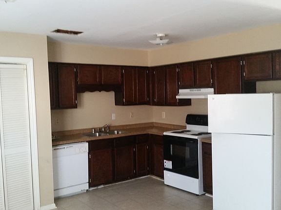 2nd image of 380 Sprucewood Ct #382