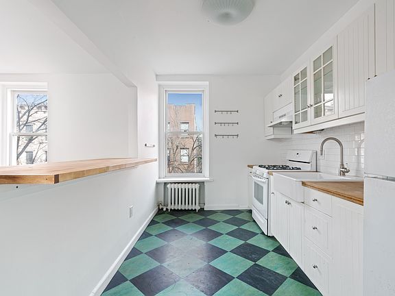 2nd image of 236 6th Ave #6