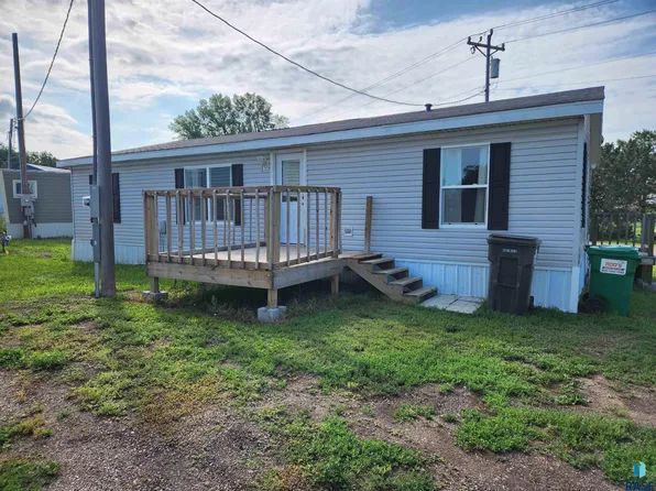 400 E Maple St #16, Beresford, SD 57004