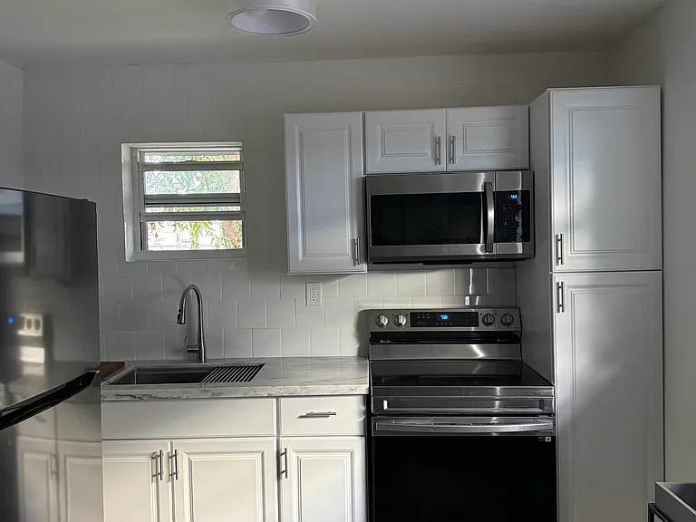 421 SW 9th St #5 — Photo 5
