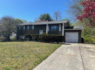 199 Ridge Rd, Wheatley Heights, NY 11798