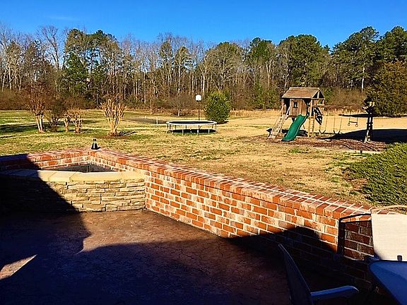 New patio w/fire pit 