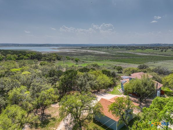3811 Potters Creek Rd, Canyon Lake, TX 78133