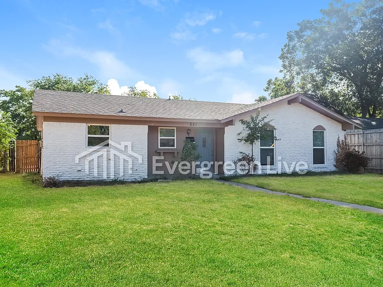 821 Quebec Dr — Photo 2