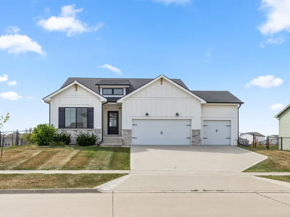 1045 Spruce St, Waukee, IA 50263