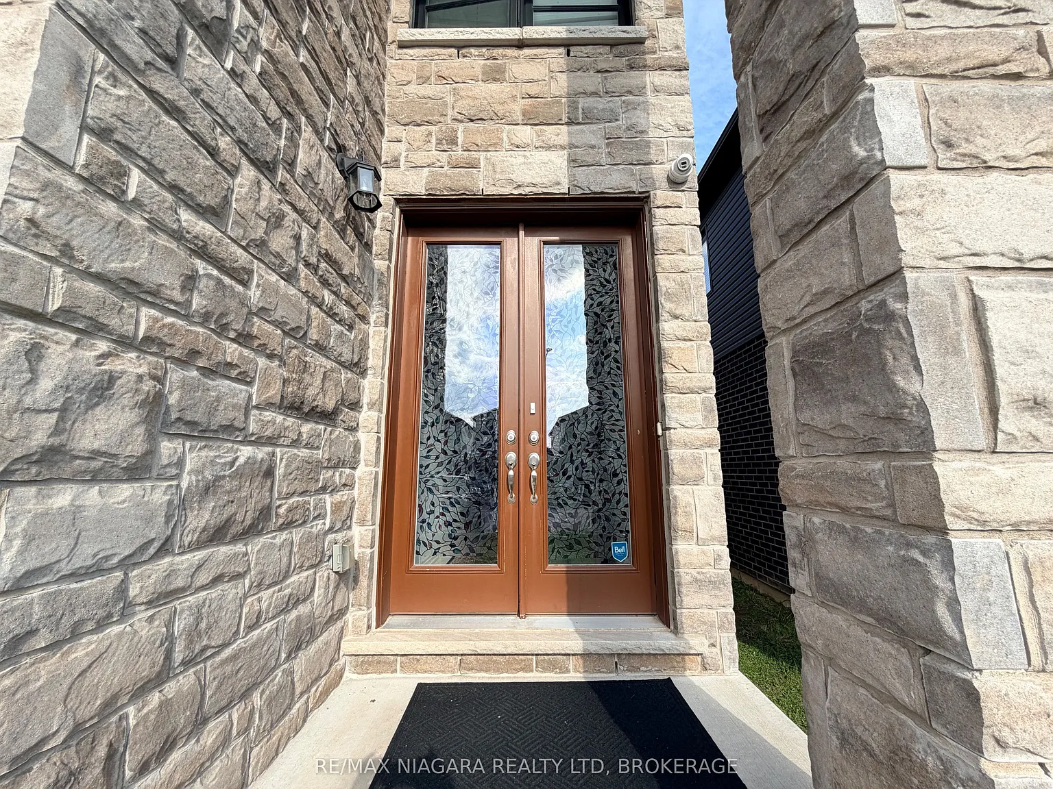 4 bed, $2,350 — Photo 2