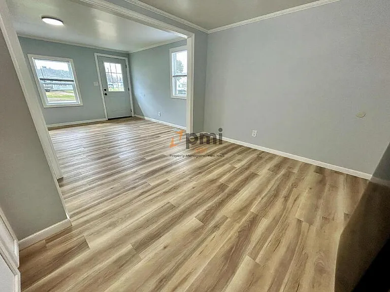 2925 Silverbrook Ave — Photo 8