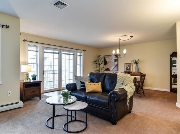 34 Meeting House Ln APT 208, Stow, MA 01775