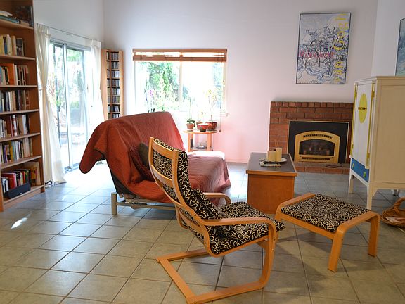 living rm w/fireplace