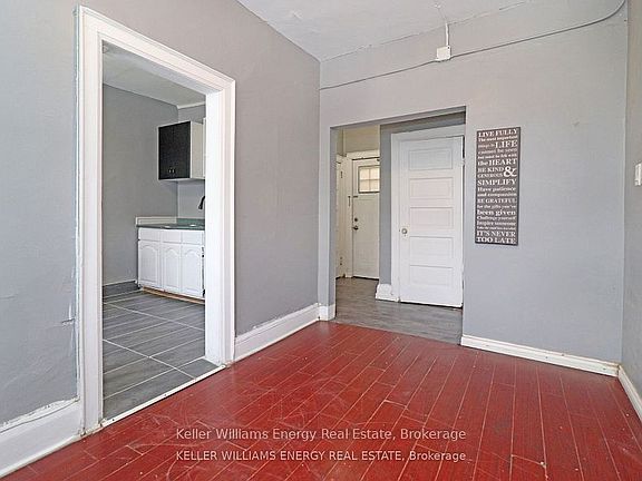 4th image of 84 Simcoe St N #1