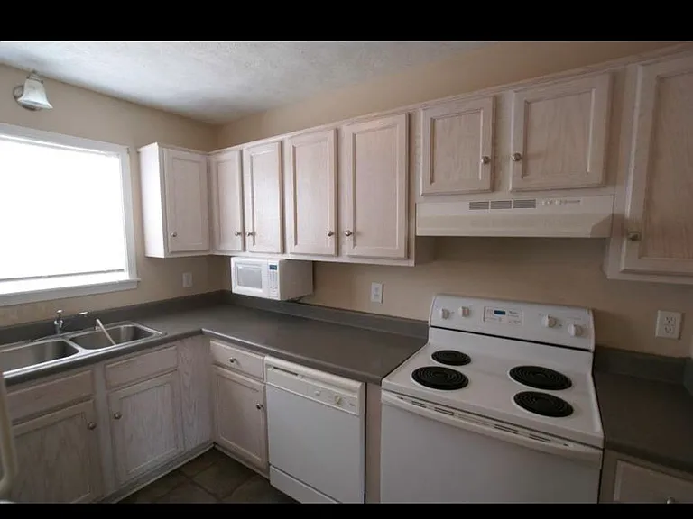 741 Kirkcauldy Dr — Photo 3