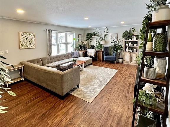 3rd image of 309 W 6th St