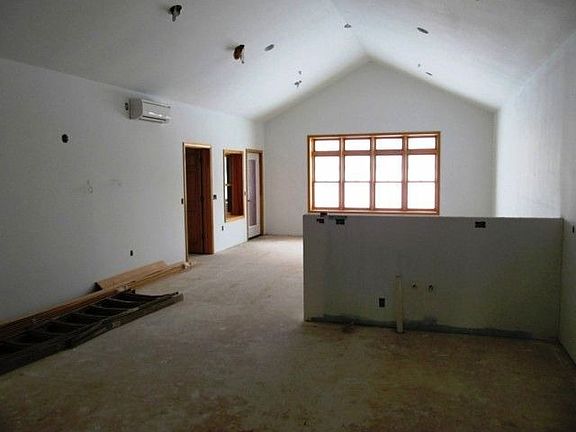4th image of 2729 Lake Shore Dr E Ste 3)