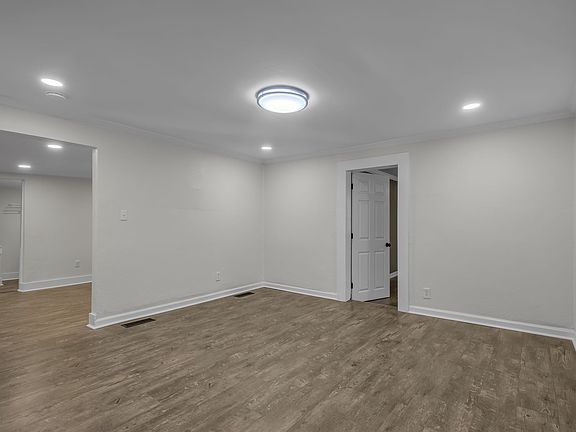 5th image of 403 Carpenter St