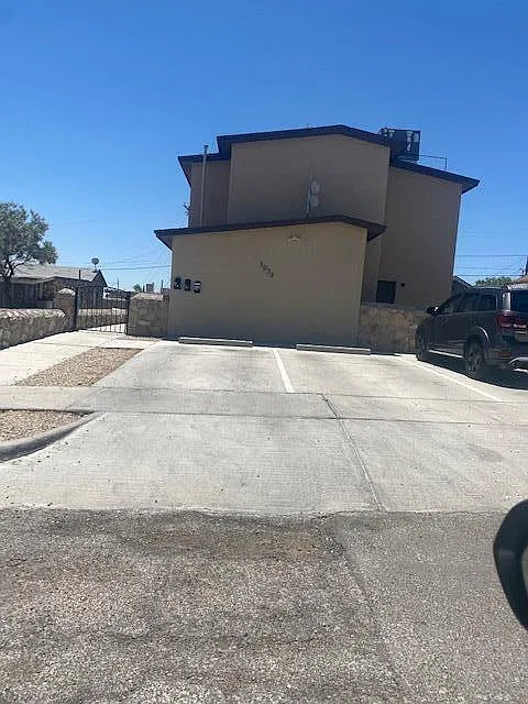 3 bed, 2.0 bath, 1043 sqft, $1,150 — Photo 2