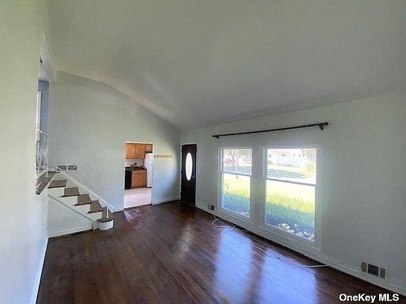 2nd image of 44 Onterio St