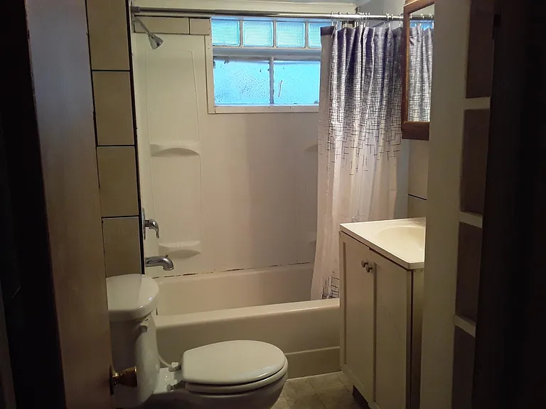 415 1/2 E Sherman St #C — Photo 5