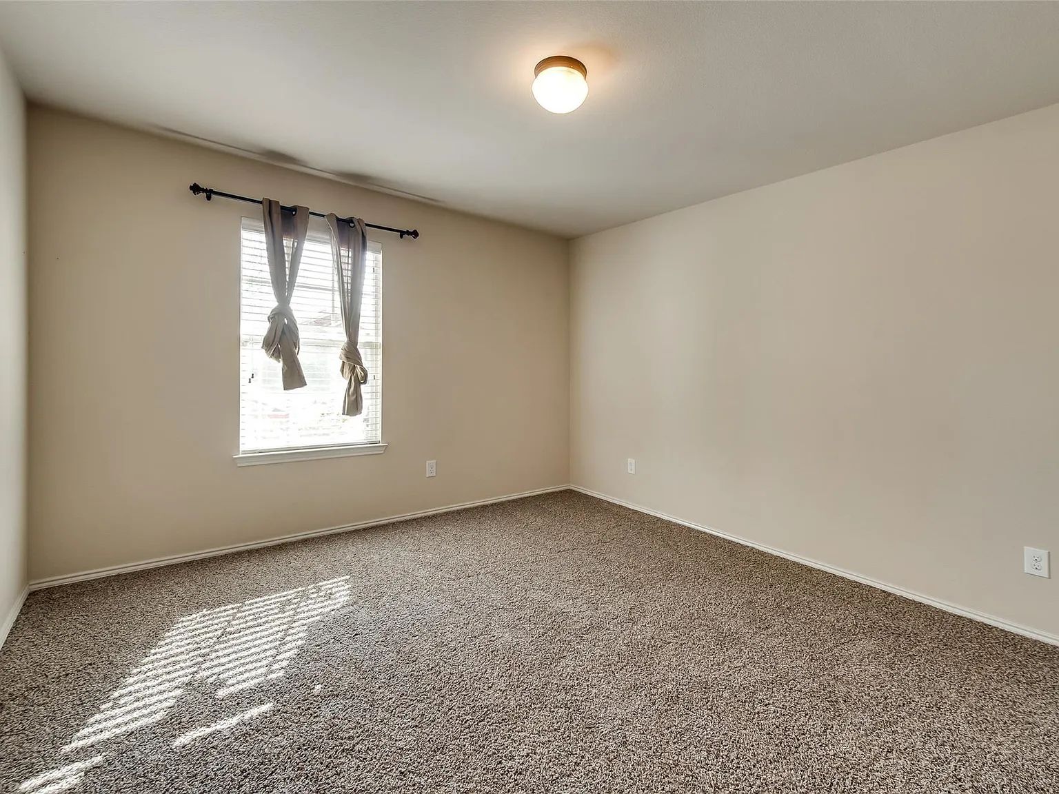 4 bed, 2110 sqft, $2,400 — Photo 4