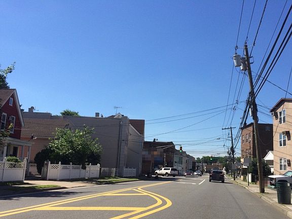 4th image of 423 River Dr