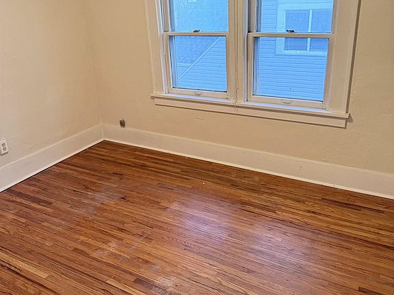 5th image of 117 S Pine St