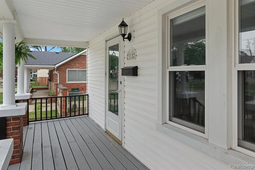 3 bed, 2.0 bath, 1250 sqft, $2,000 — Photo 4