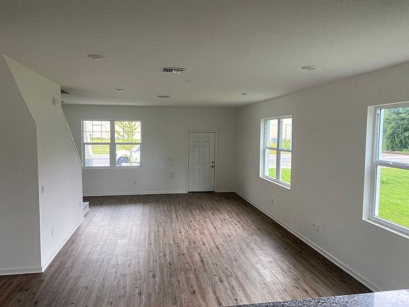 5th image of 3008 E Columbus Dr