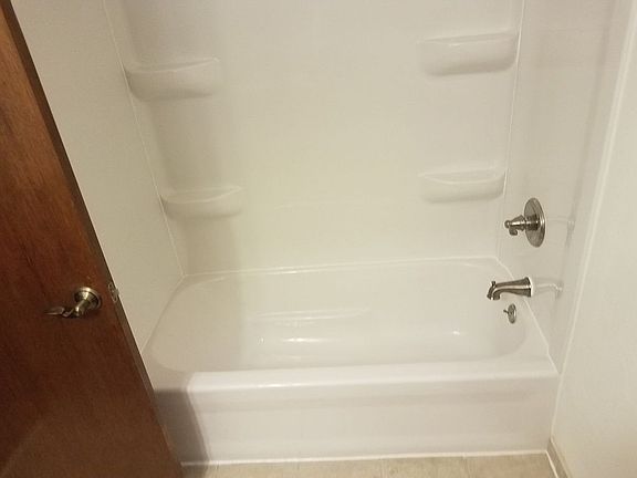 1642 Main Bath tub