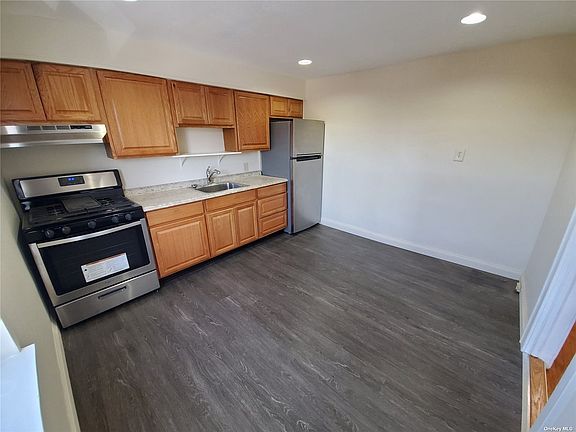 3rd image of 246 Mineola Blvd #1