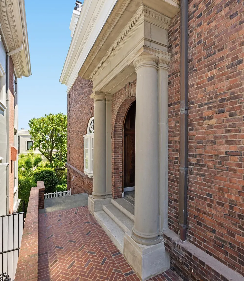7 bed, 9.0 bath, 7873 sqft, $40,000 — Photo 2