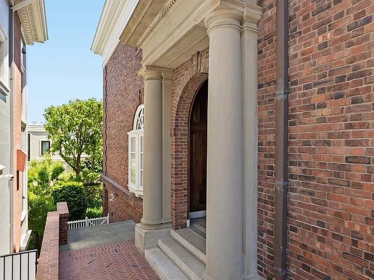 2650 Scott St — Photo 2