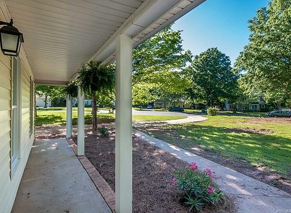 3rd image of 8243 Oakley Ln