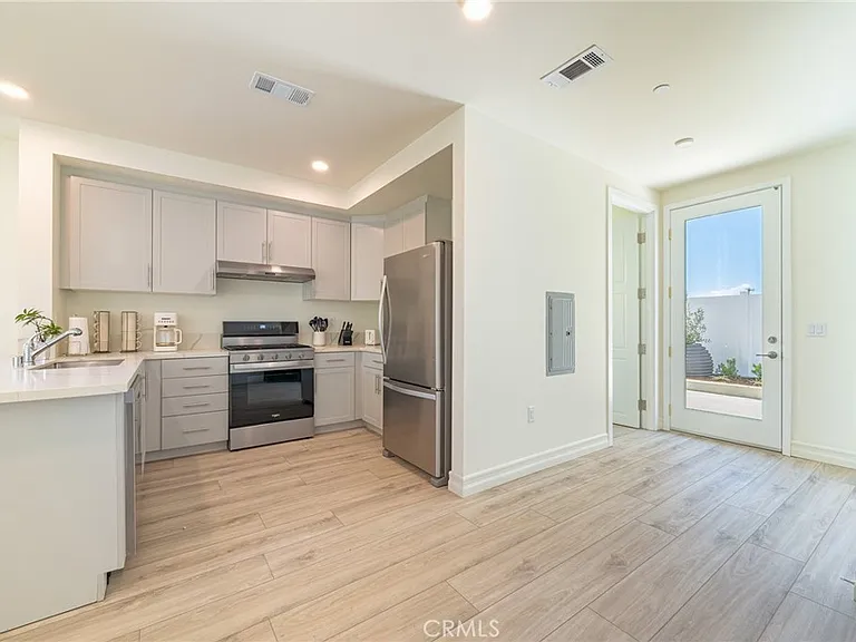 160 N New Ave #8 — Photo 11