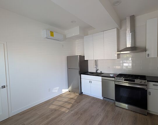 2nd image of 2626 Cloverfield Blvd #12