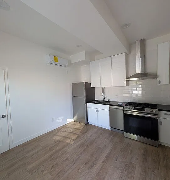 2626 Cloverfield Blvd #12 — Photo 2