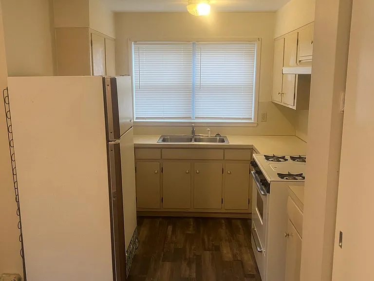 127 Eton Rd — Photo 2