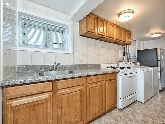 4th image of 46 Vanderbilt Ave #2