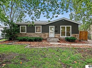 8804 Westridge Dr, Omaha, NE 68124