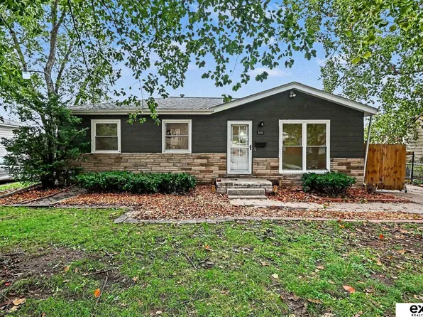 8804 Westridge Dr, Omaha, NE 68124