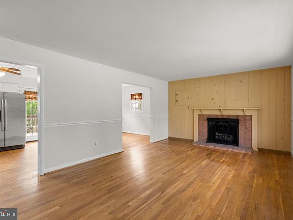 5th image of 4712 Iris St