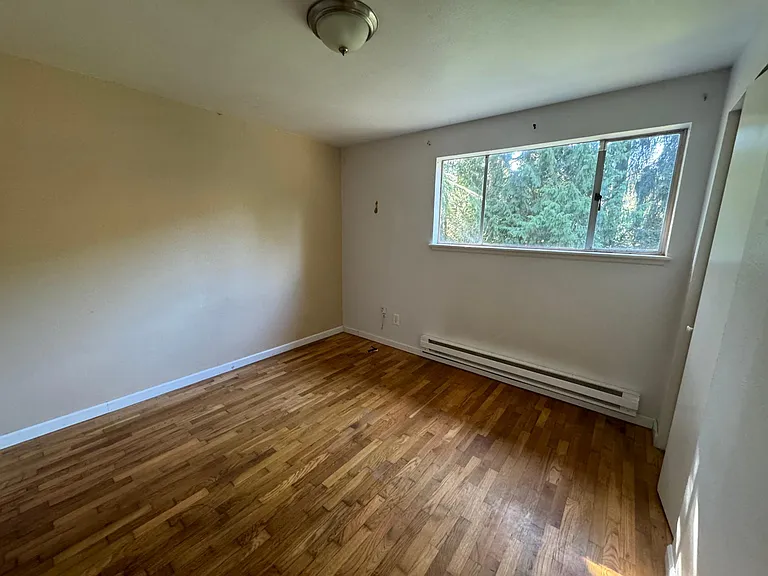 2nd bedroom in daylight