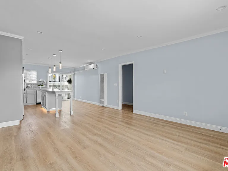 2435 3rd St #6 — Photo 3