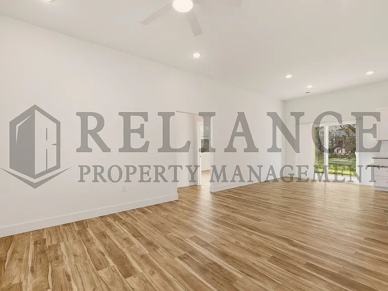 707 E Elmwood St — Photo 10