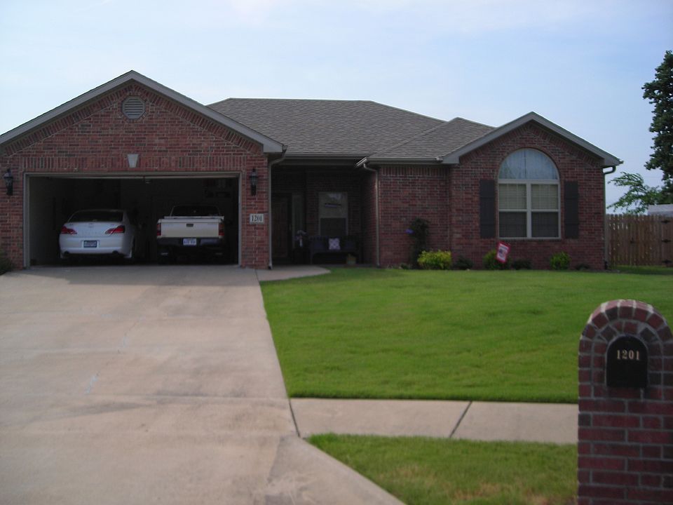 1st image of 1201 SE Phoenix St