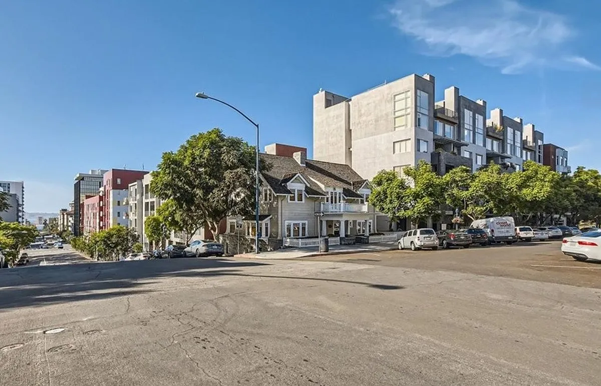 Building Photo - 1642 7th Ave #425