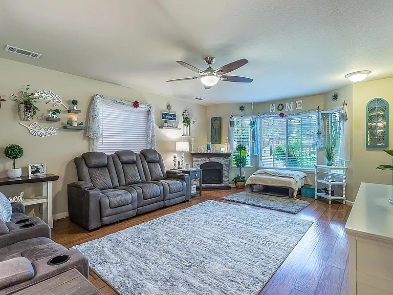 825 Jefferson Ct — Photo 2